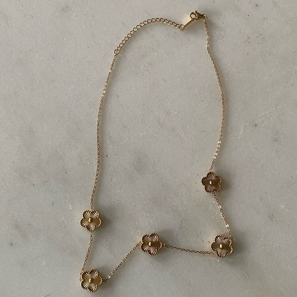 Elegant Gold Flower Necklace